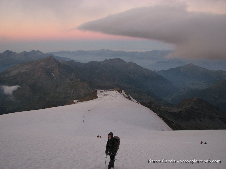 06_Primi passi prima dell'alba verso il Castore.JPG